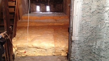 Isolation en laine de verre en combles perdus.