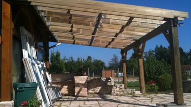 Charpente sur poteaux pour une terrasse couverte.