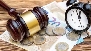 Sučev čekić i novčanice s kovanicama ,ovršno pravo i naplata potraživanja