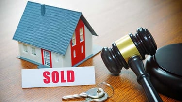 Model kuće, ključevi i sučev čekić , stvarno pravo i vlasnička prava