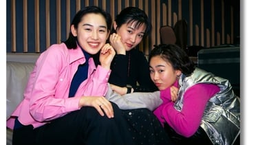 Mika Hoshino (esquerda), Megumi Sato (centro) e Touhorika (direita) o trio do programa "Sonho" e "Av