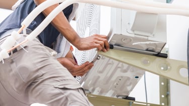 un technicien installe une climatisation à Sète