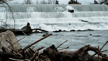 Mehrstufiger Wasserfall mit Langzeitbelichtung, weiches Wasser zwischen Felsen