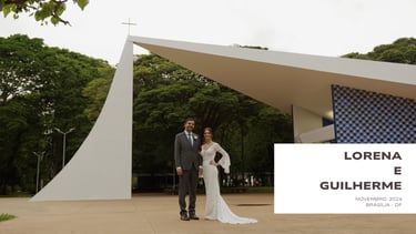 Casal posa após o casamento em frente à Igrejinha da 308 Sul, em Brasília.