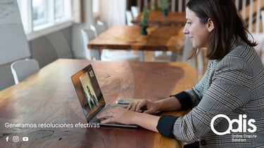 Mujer mirando pantalla del ordenador