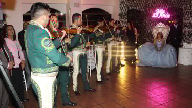 Mariachi en vivo animando la celebración con música tradicional y ambiente festivo.
