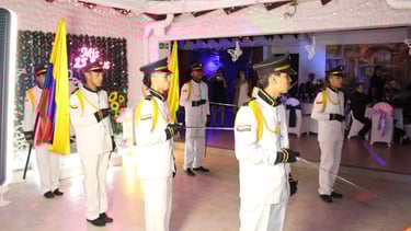 Guardia de honor en uniforme blanco realizando una presentación especial en la fiesta.