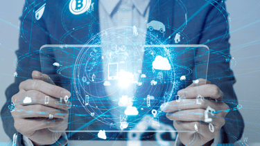 Una persona con una table navegando en internet