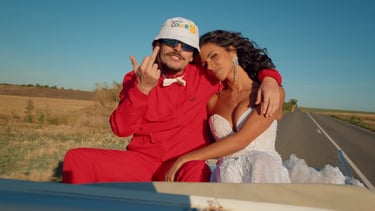 Lorenzo et Shy'm sont sur une voiture sur la route en tenue de mariés