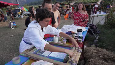 Ragazza che fa serigrafia all’aria aperta