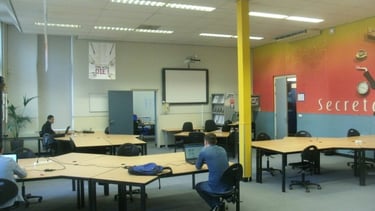 Ook klaslokalen en ruimtes maken wij schoon