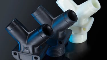 Tuyaux en plastique noir et blanc réalisés par impression 3D