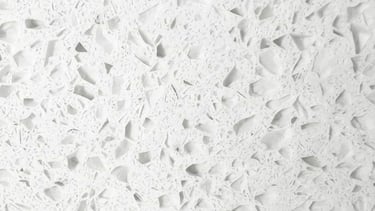 plancha, superficie o cubierta de cuarzo blanco con vidrios transparentes 