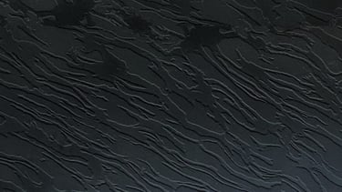 plancha, superficie o cubierta de cuarzo con vetas negro y texturizado estilo cuero