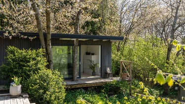 Un chalet en bois avec une peinture naturelle suédoise mi saturante