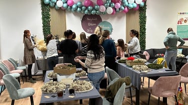 Women attending a creative floral wreath workshop at Babybeach Düren with balloon decorations and supplies.