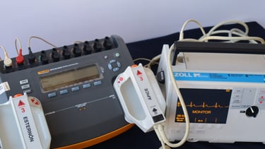 Desfibrilador conectado a un simulador-analizador de energia