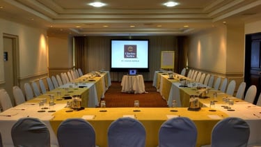 Sillas y mesas en evento corporativo