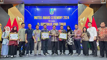 Foto Penerimaan Penghargaan INOTEK AWARD CEREMONY 2024 bersama Pj.Gubernur Jawa Timur