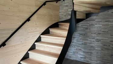 Escalier conçu par la menuiserie Glohr dans une maison de Goux les Usiers