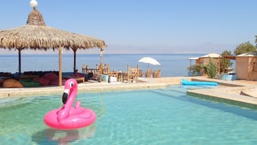 Pool mit Meerblick und Air Pelican im Bedouin Star