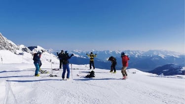 eine Gruppe von Skifahrern beim aufwärmen Hintertuxer Gletscher