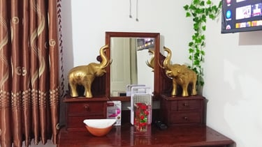 Dressing table at Nobel Bungalow with bronze elephants and hair dryer – Nuwara Eliya bedroom feature