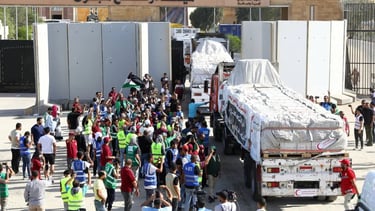 Civis em Gaza recebendo ajuda humanitária.