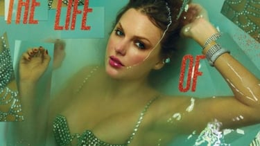  Taylor Swift deitada em uma banheira cheia de água, com joias e maquiagem.