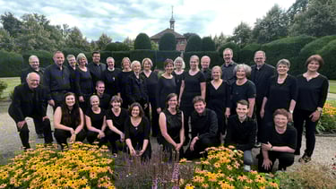 Der Kammerchor Emsland 2023 im Schlossgarten Clemenswerth in Sögel