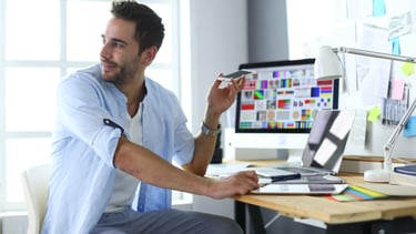 Diseñador gráfico frente a la computadora