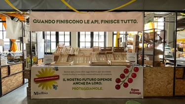 Banco vuoto dedicato alla Giornata Mondiale delle Api al Mercato Coperto di Porta Romana