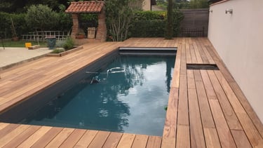 terrasse bois en cumaru autour d'une piscine