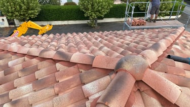 couverture en tuile mécaniques d'un toit à 4 pans
