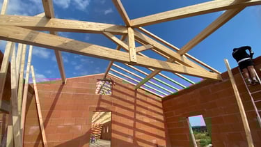 levage d'une charpente traditionnelle sur une maison neuve