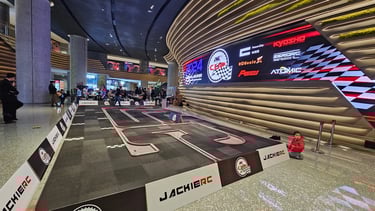 Participante usando simulador de coche con experiencia de realidad virtual