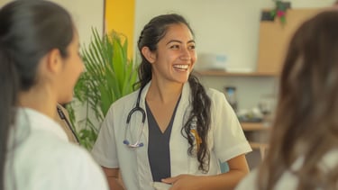 Equipo de profesionales de la salud brindando atención en evento comunitario