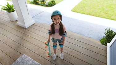 petite fille regarde caméra
