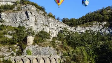 mongolfière près d'un site montagneux près d'Aix-en-Provence