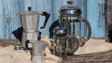 Image montrant la différence en tre cafetières à piston vs cafetières italiennes