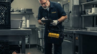 un homme dans une cuisine avec un rat