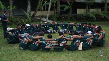 Peserta mengikuti aktivitas team building berbasis experiential learning untuk mengembangkan kolaborasi dan kepemimpinan.