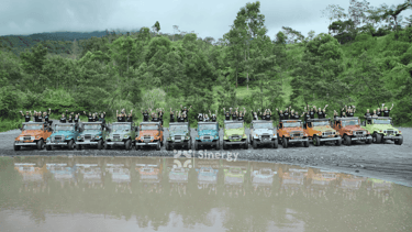 Wisatawan menikmati paket Jeep Lava Tour Merapi dengan latar pemandangan alam Merapi