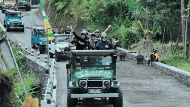 eep Lava Tour Merapi melintasi jalur offroad berbatu di kawasan Gunung Merapi Yogyakarta