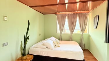 Habitación con cama doble, iluminada.