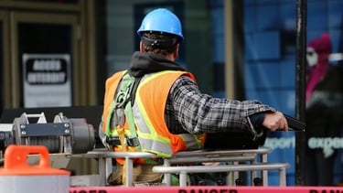 Statybos darbininkas su apsauginėmis priemonėmis