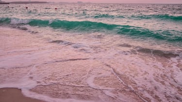 Meerblick, das Meer hat leichte Wellen und es gibt ein paar Surfer