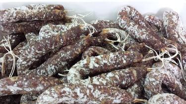 La salsiccia sarda fatta in casa, uno dei prodotti dell'agriturismo agrisole