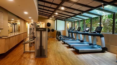 Sprzęt fitness sterylizowany suchą parą 180°C za pomocą przemysłowej myjki EV Poseidon.