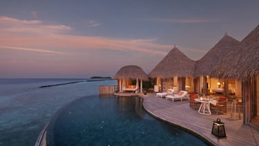 Golden Coast Chill  Modern luxury chillwave-reggae fusion blending smooth synths, electric guitars, 